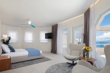 Sutivan 4-Bedroom Villa with Heated Infinity Pool