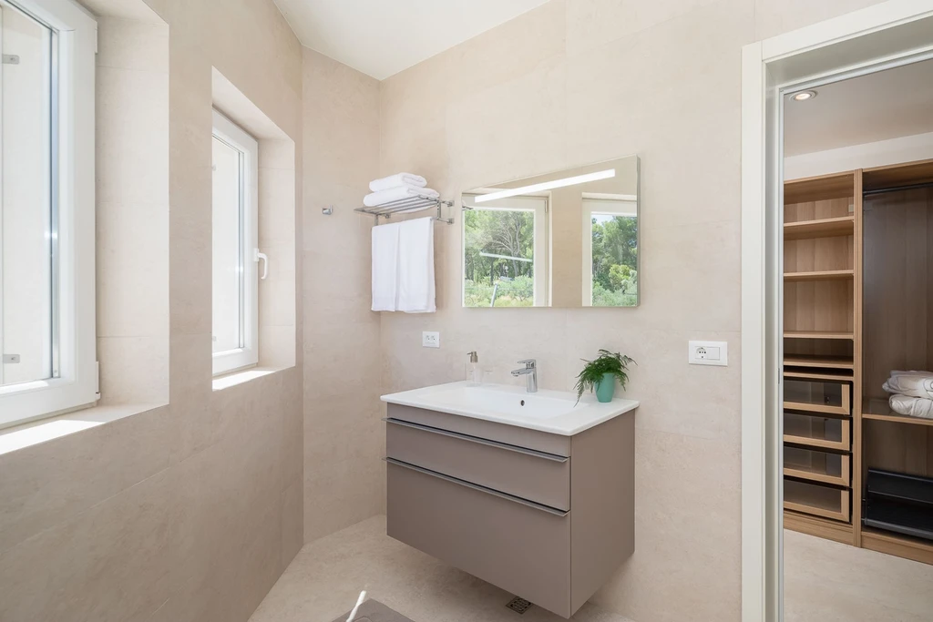 Sutivan 4-Bedroom Villa with Heated Infinity Pool