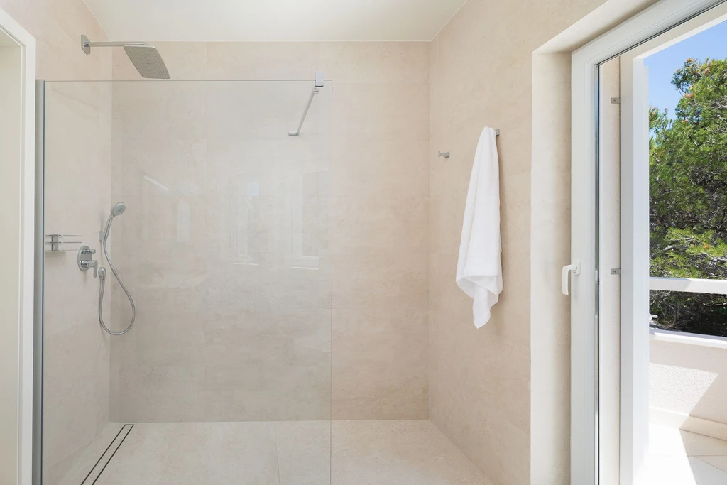 Sutivan 4-Bedroom Villa with Heated Infinity Pool