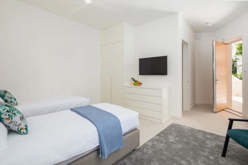 Sutivan 4-Bedroom Villa with Heated Infinity Pool