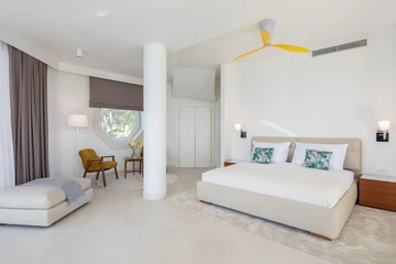 Sutivan 4-Bedroom Villa with Heated Infinity Pool