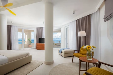 Sutivan 4-Bedroom Villa with Heated Infinity Pool