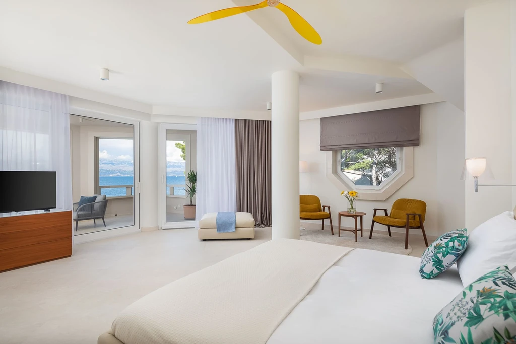 Sutivan 4-Bedroom Villa with Heated Infinity Pool