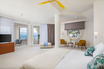 Sutivan 4-Bedroom Villa with Heated Infinity Pool