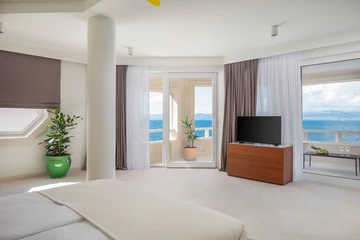 Sutivan 4-Bedroom Villa with Heated Infinity Pool