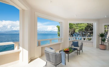 Sutivan 4-Bedroom Villa with Heated Infinity Pool