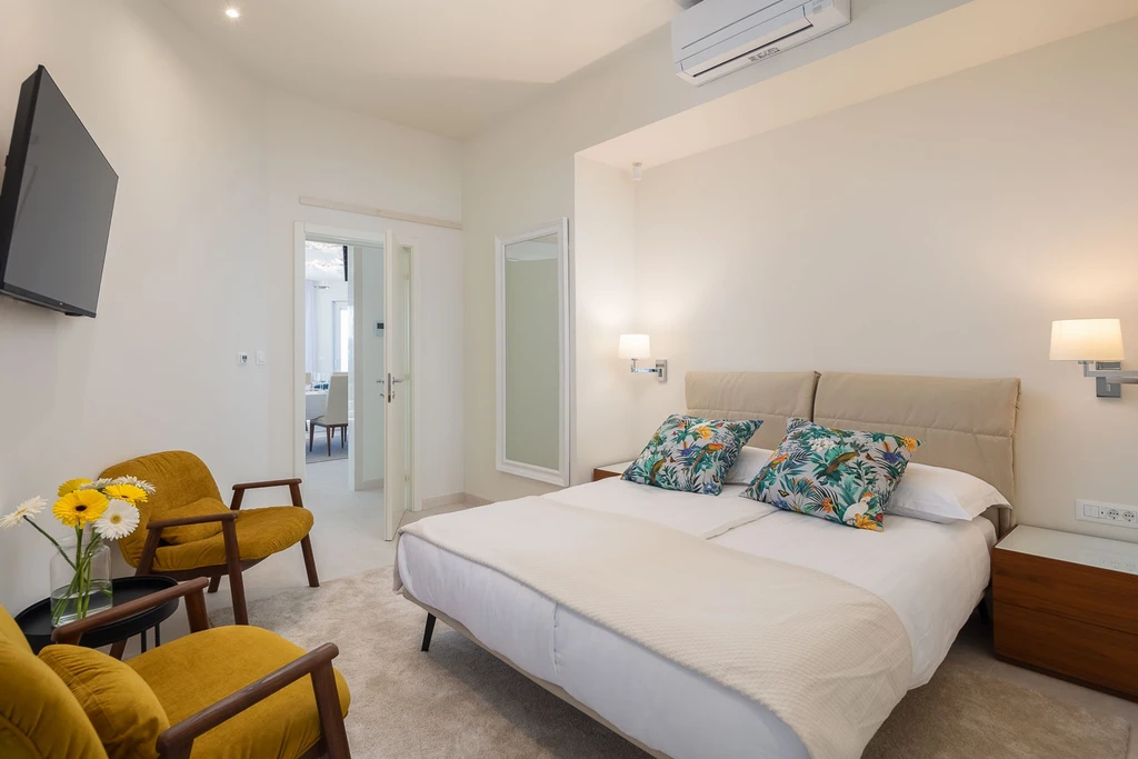 Sutivan 4-Bedroom Villa with Heated Infinity Pool