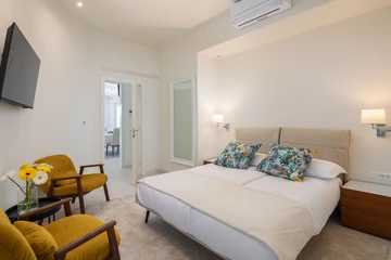 Sutivan 4-Bedroom Villa with Heated Infinity Pool