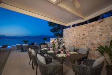 Sutivan 4-Bedroom Villa with Heated Infinity Pool