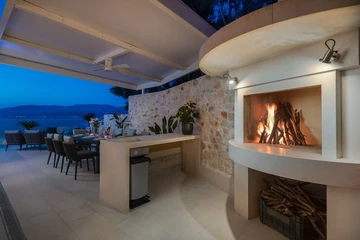 Sutivan 4-Bedroom Villa with Heated Infinity Pool