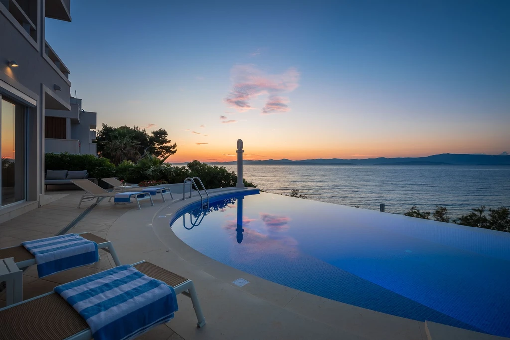 Sutivan 4-Bedroom Villa with Heated Infinity Pool