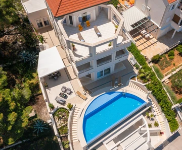 Sutivan 4-Bedroom Villa with Heated Infinity Pool