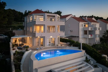 Sutivan 4-Bedroom Villa with Heated Infinity Pool