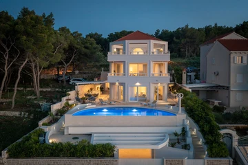 Sutivan 4-Bedroom Villa with Heated Infinity Pool