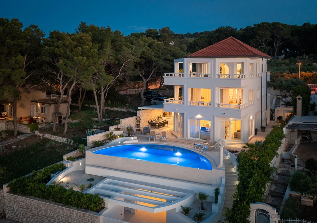 Sutivan 4-Bedroom Villa with Heated Infinity Pool