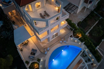 Sutivan 4-Bedroom Villa with Heated Infinity Pool