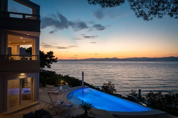 Sutivan 4-Bedroom Villa with Heated Infinity Pool