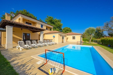 4-Bedroom Villa in Svetvinčenat for 8 Guests
