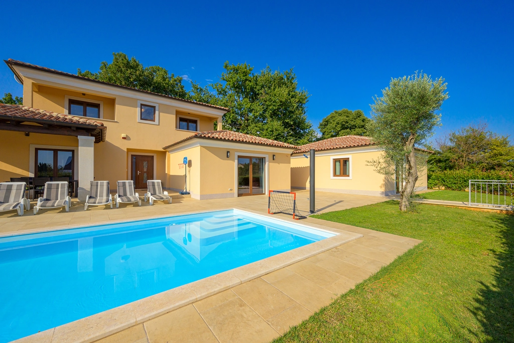 4-Bedroom Villa in Svetvinčenat for 8 Guests