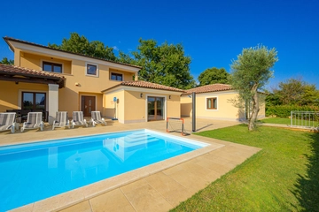 4-Bedroom Villa in Svetvinčenat for 8 Guests