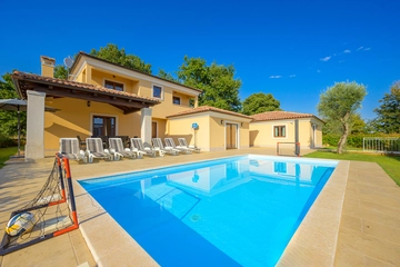 4-Bedroom Villa in Svetvinčenat for 8 Guests