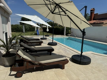 Pula Apartment for 4 Guests with Pool