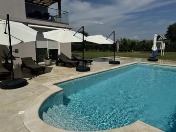 Pula Apartment for 4 Guests with Pool