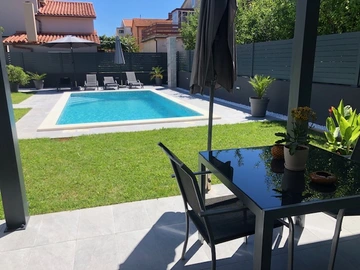 Ground-Floor 1-Bedroom Apartment with Pool View in Pula