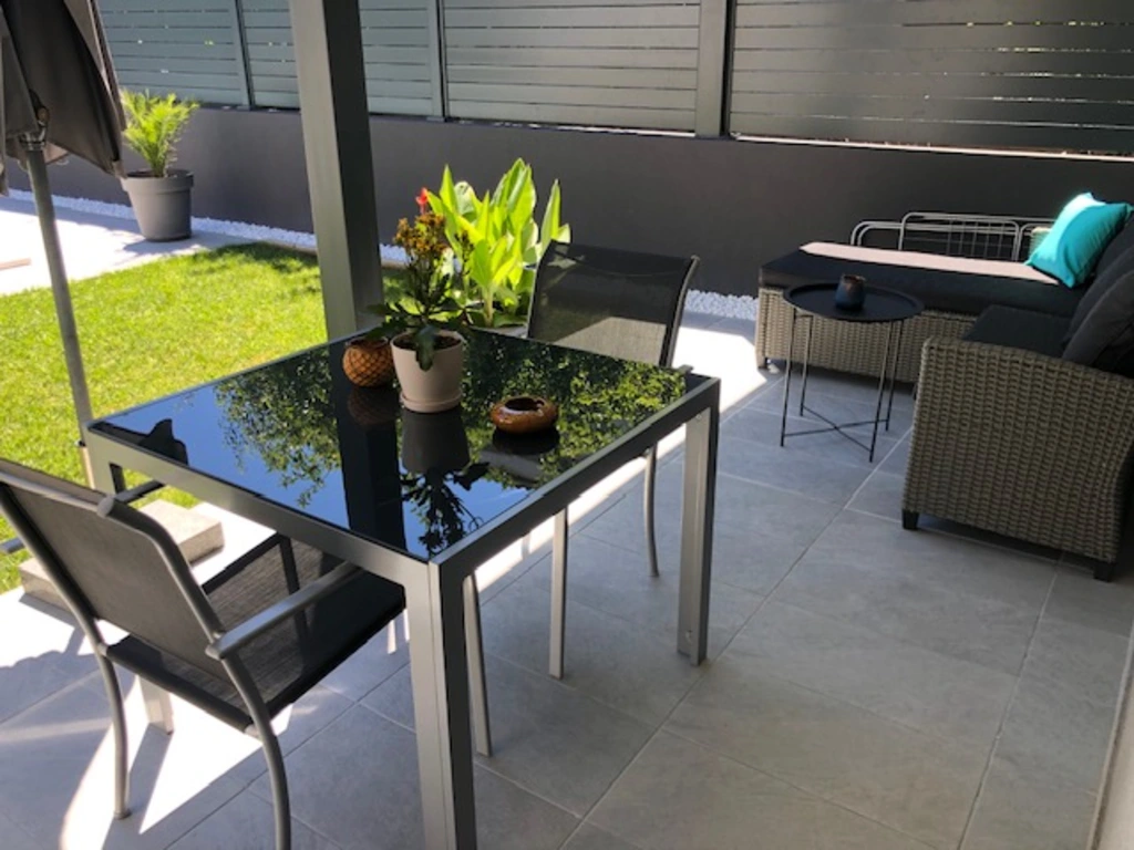 Ground-Floor 1-Bedroom Apartment with Pool View in Pula