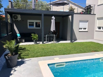 Ground-Floor 1-Bedroom Apartment with Pool View in Pula