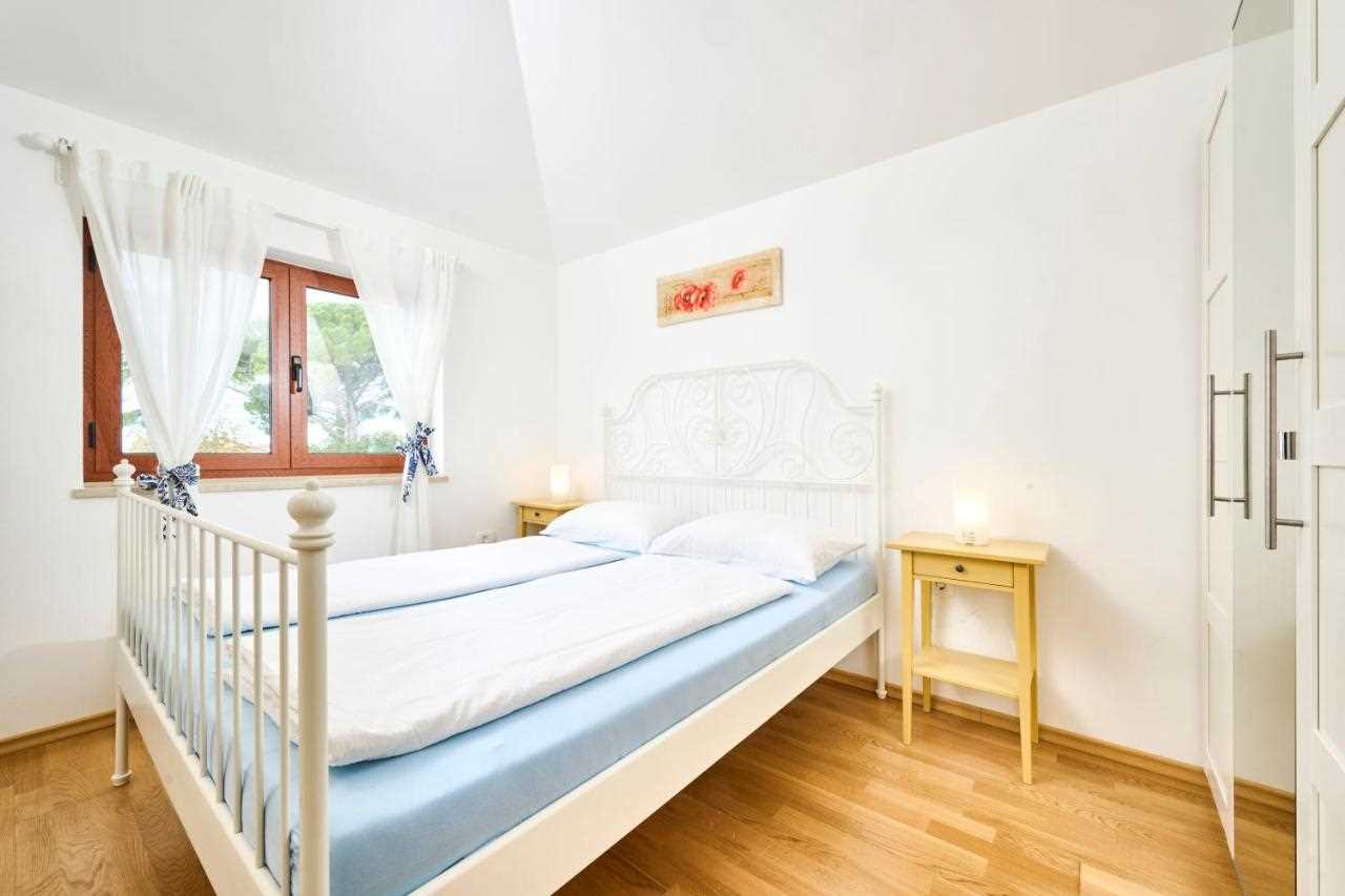Apartment Elia with swimming pool