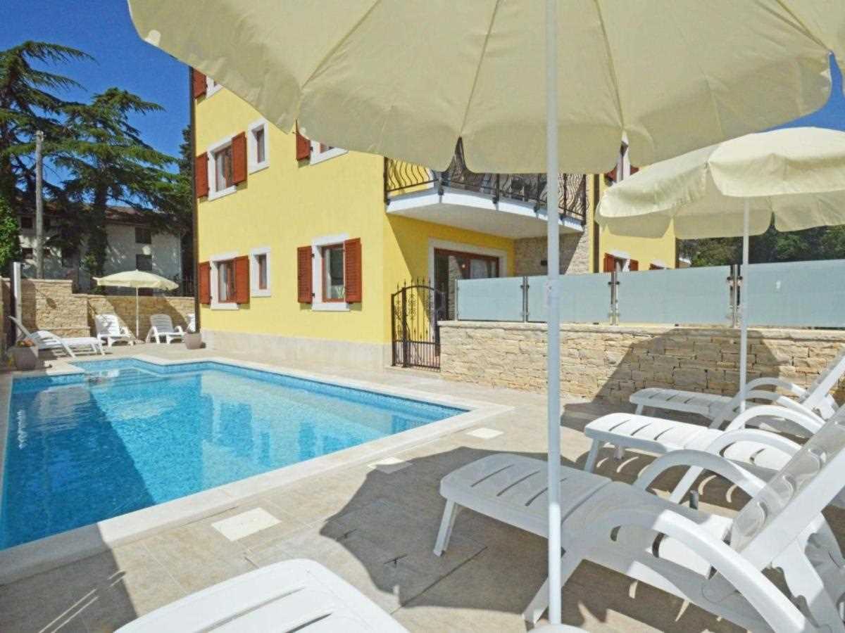 Apartment Elia with swimming pool