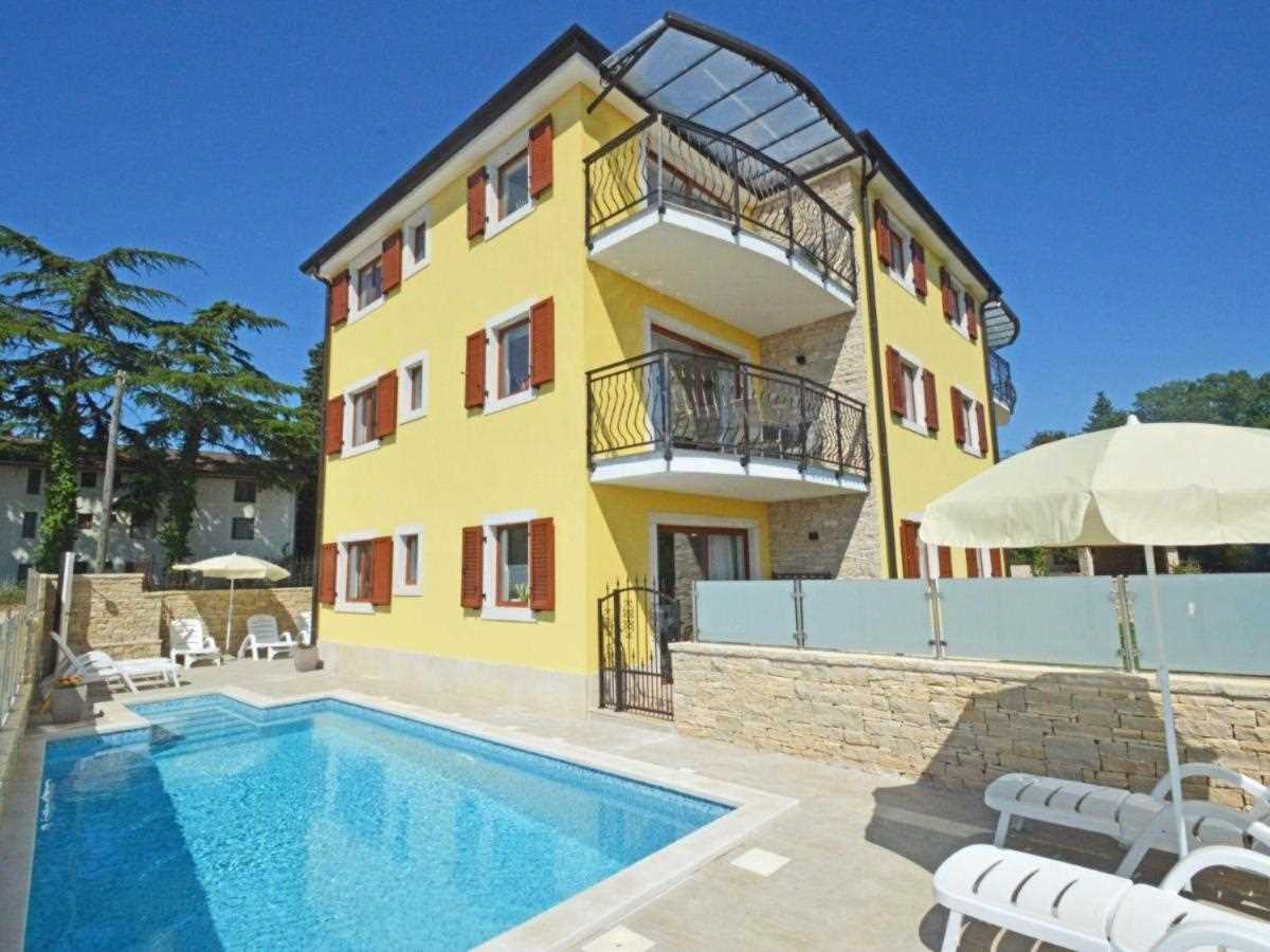 Apartment Elia with swimming pool