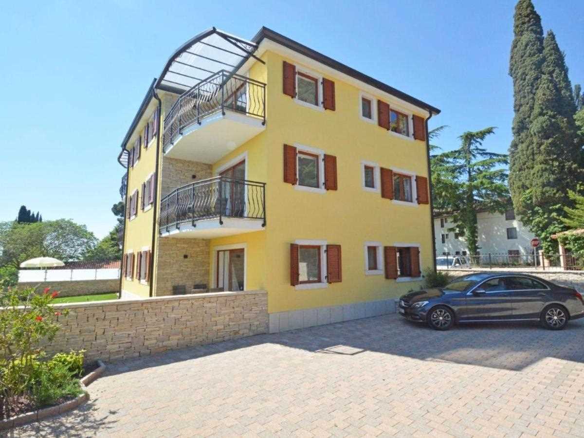 Apartment Elia with swimming pool