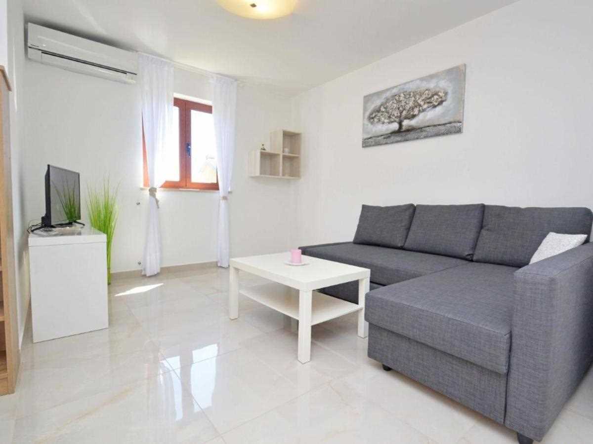 Apartment Elia with swimming pool