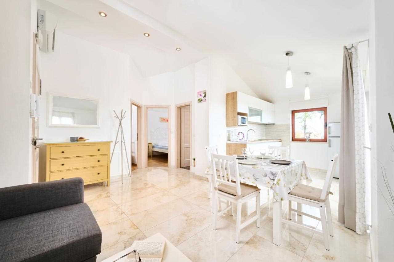 Apartment Elia with swimming pool