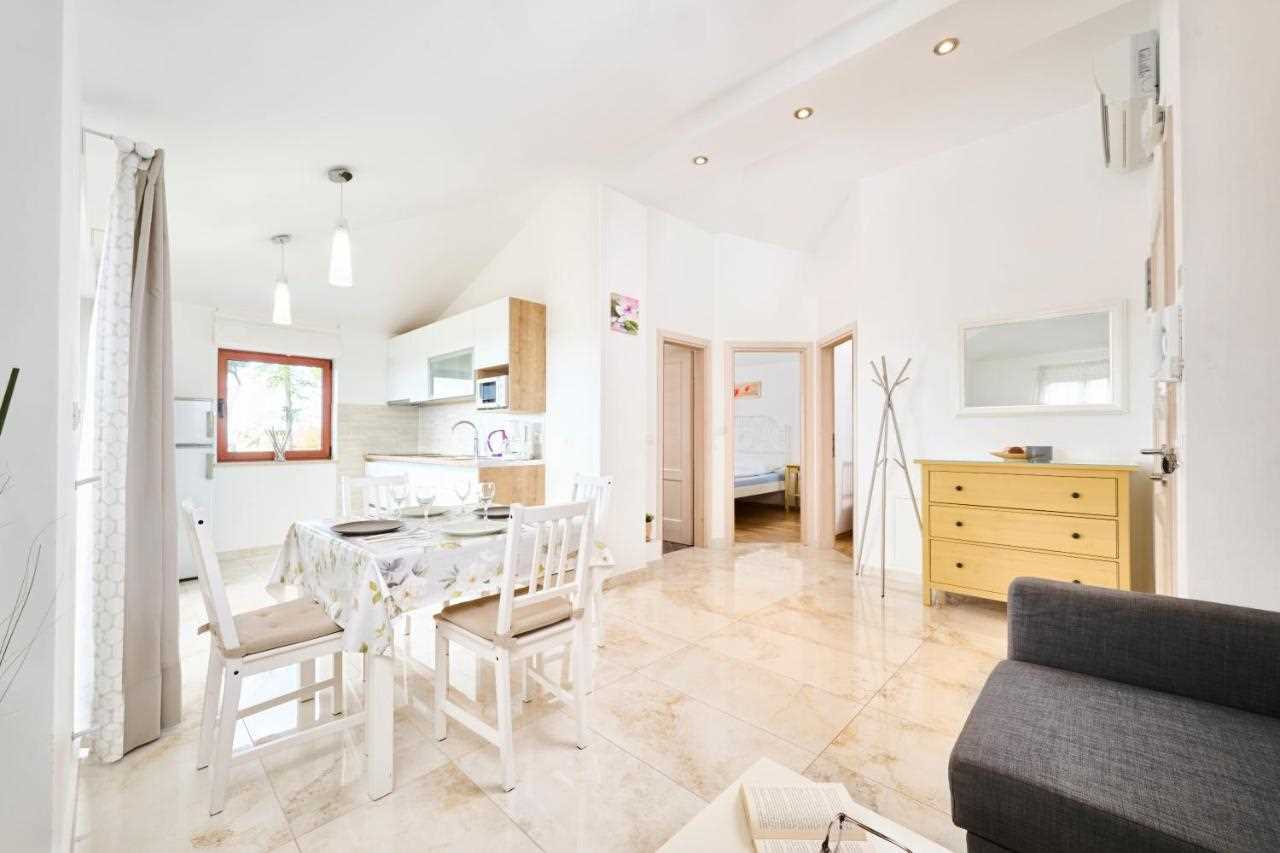 Apartman Elia 2 sa bazenom