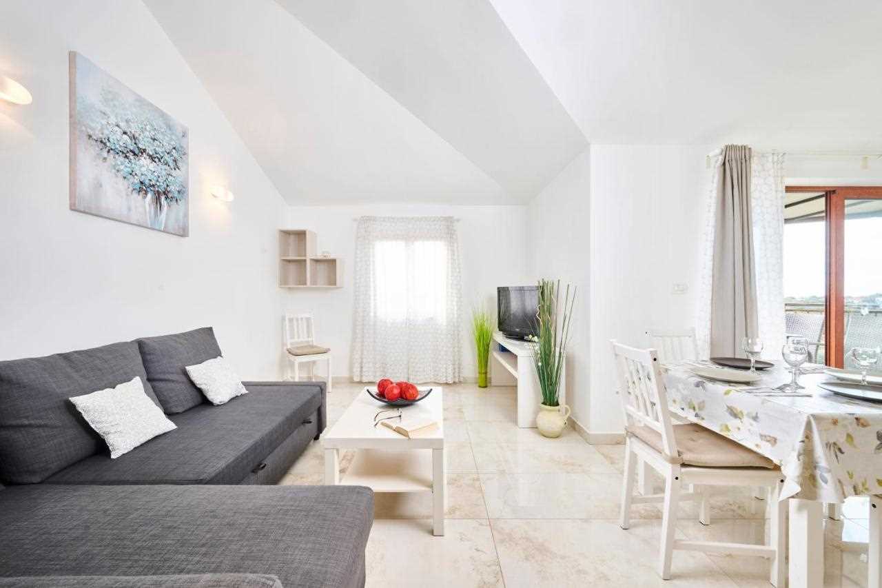 Apartman Elia 2 sa bazenom