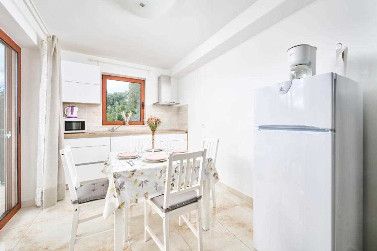 Apartman Elia 2 sa bazenom