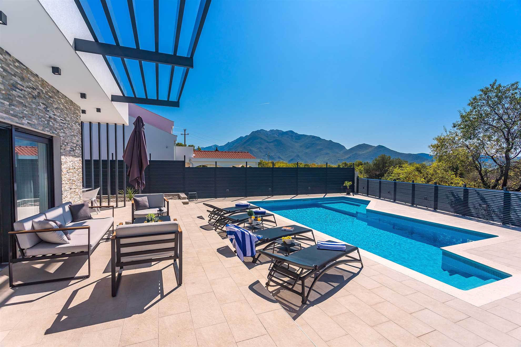 Villa Casa Mia Luxury Retreat with Heated Pool