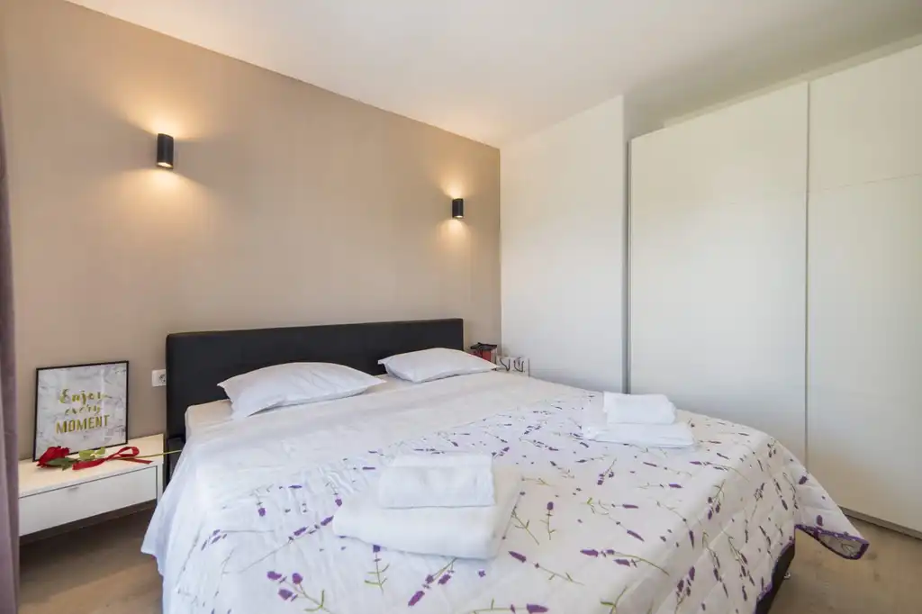 Zmijavci Villa for Up to 10 Guests with Pool