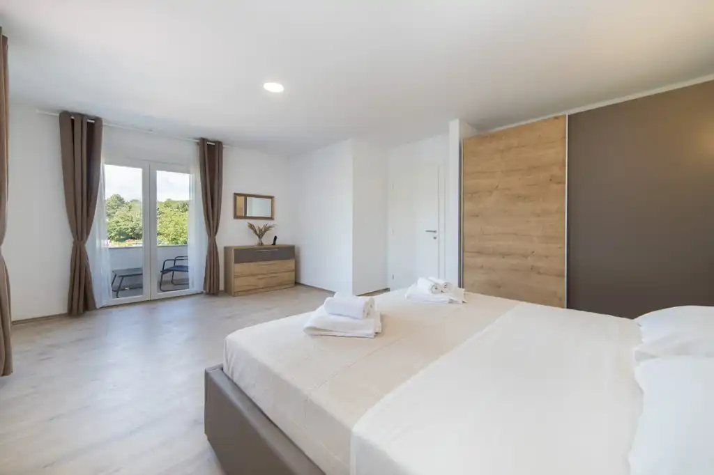 Zmijavci Villa for Up to 10 Guests with Pool