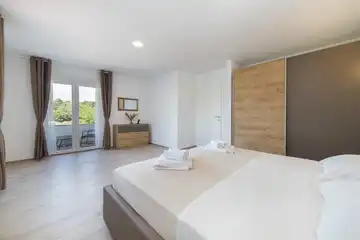 Zmijavci Villa for Up to 10 Guests with Pool