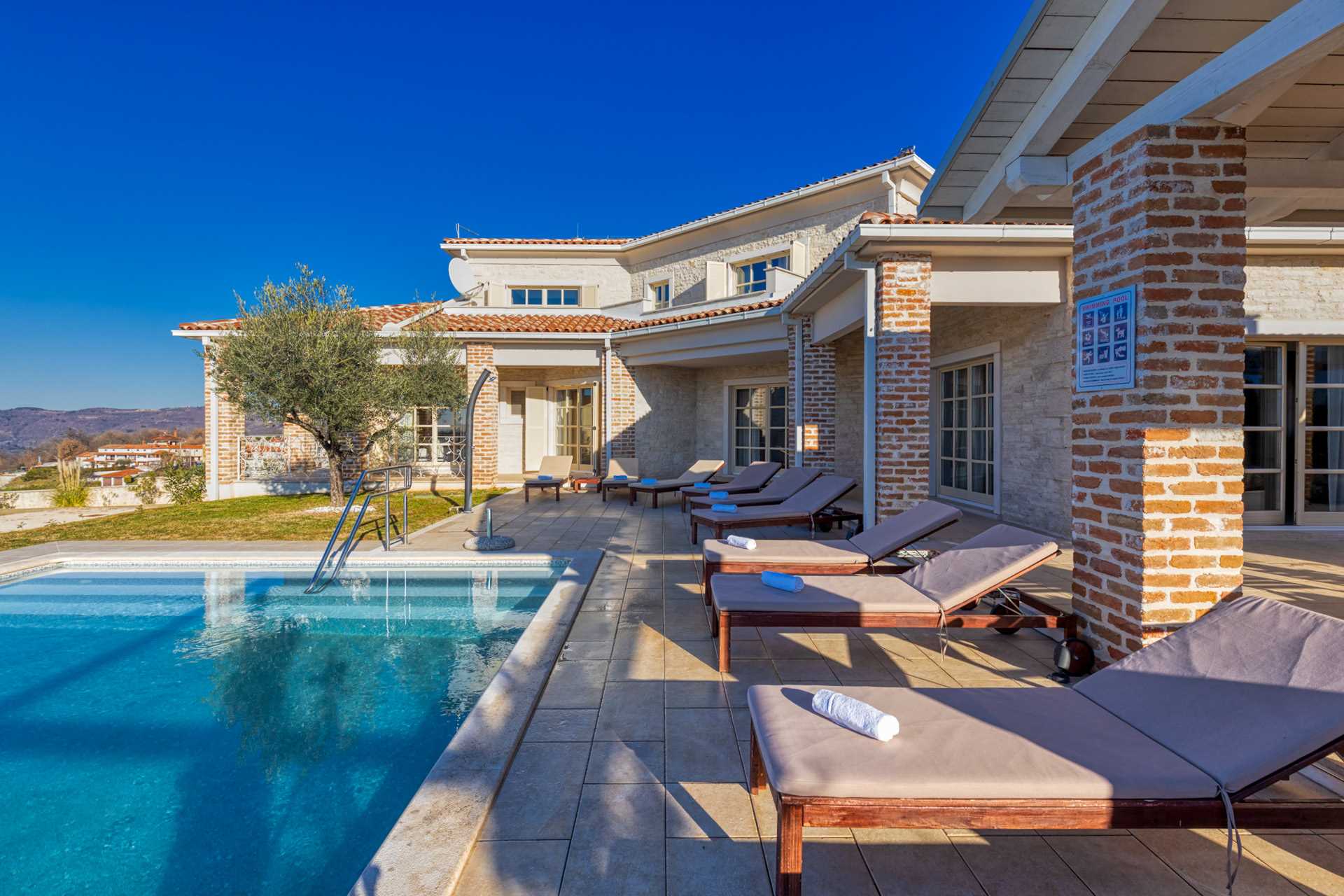 Villa Star in Bajkini with swimming pool and jacuzzi