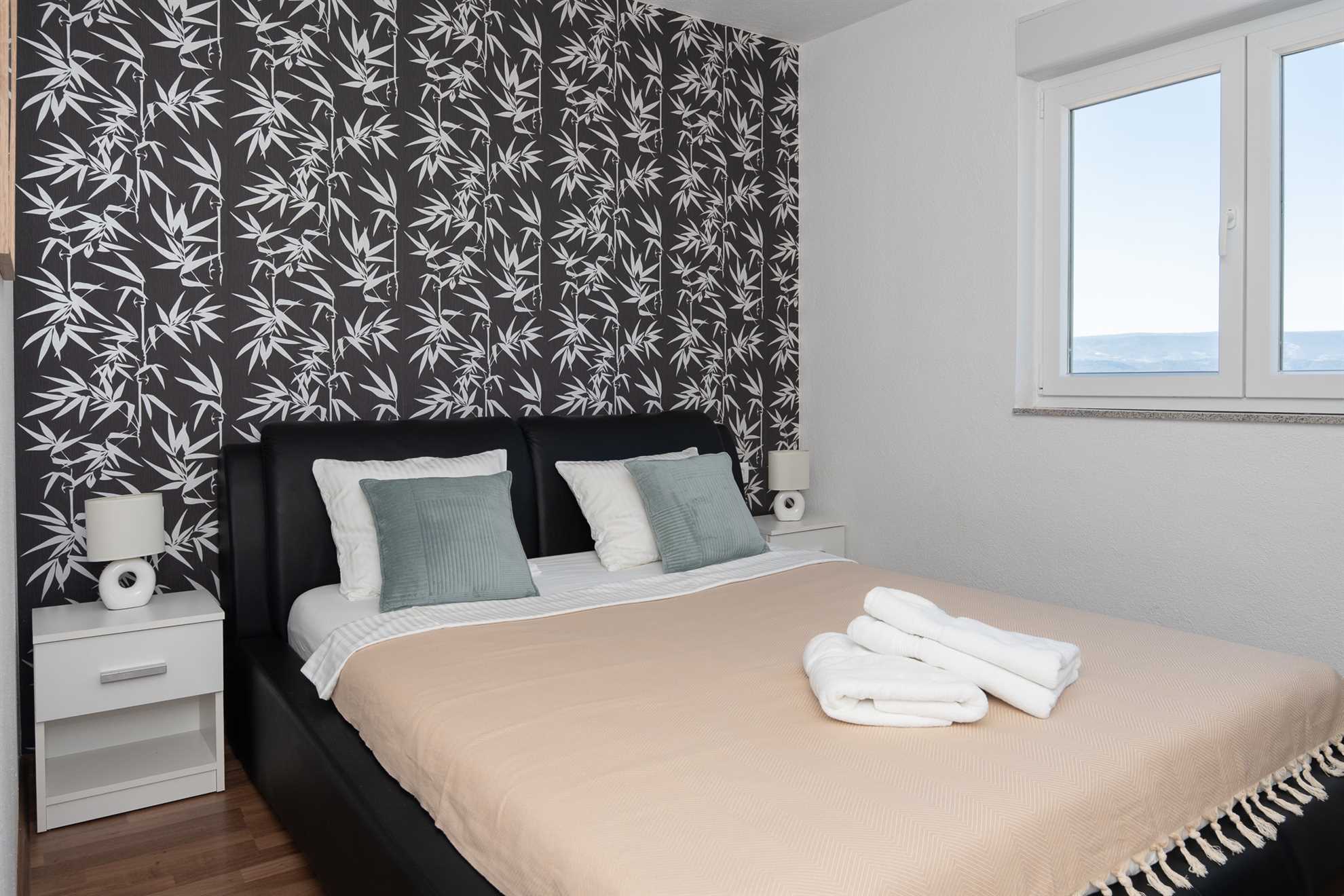 Apartament środkowy z grillem · Sunny hill Apartment with pool and barbecue