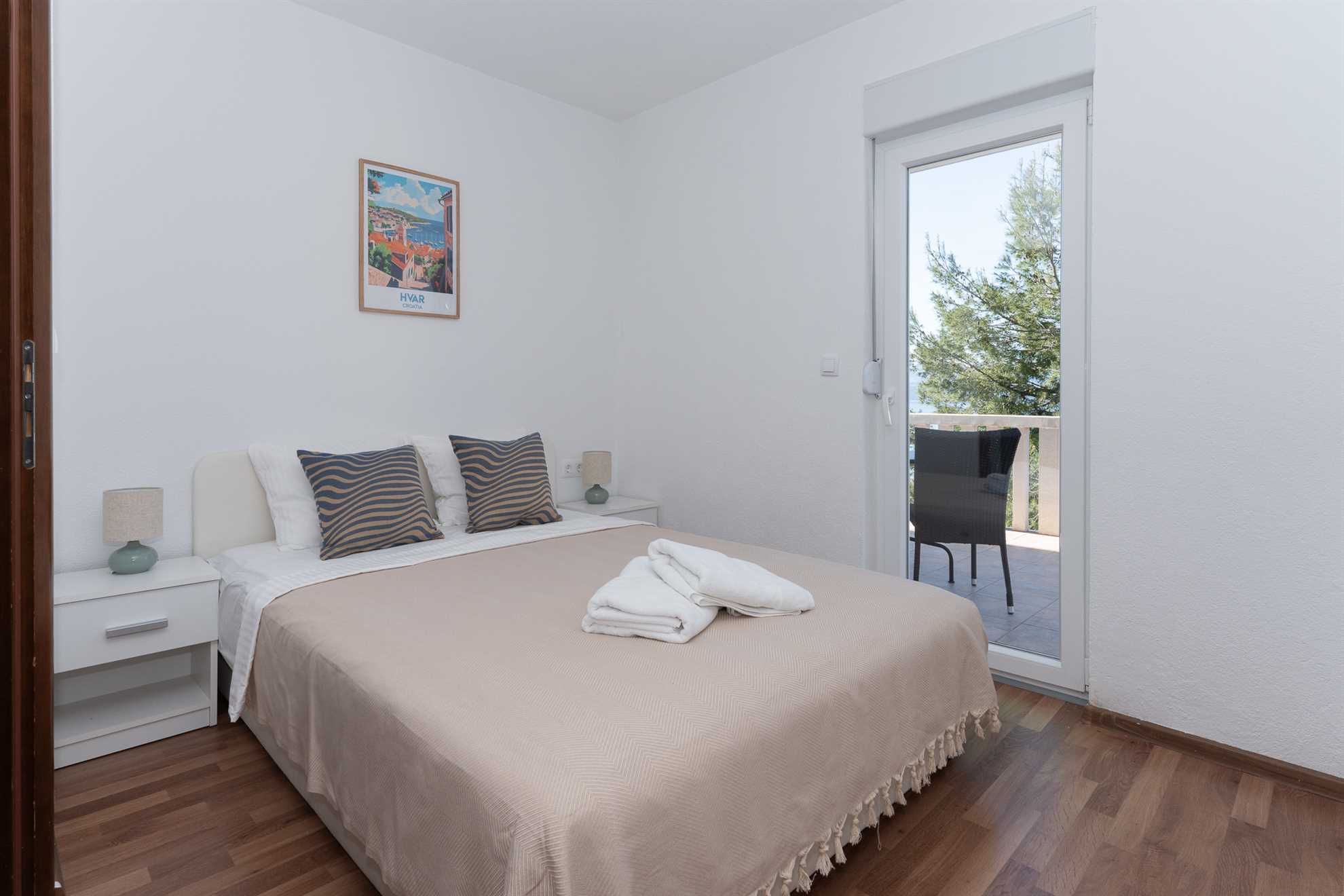 Apartament środkowy z grillem · Sunny hill Apartment with pool and barbecue