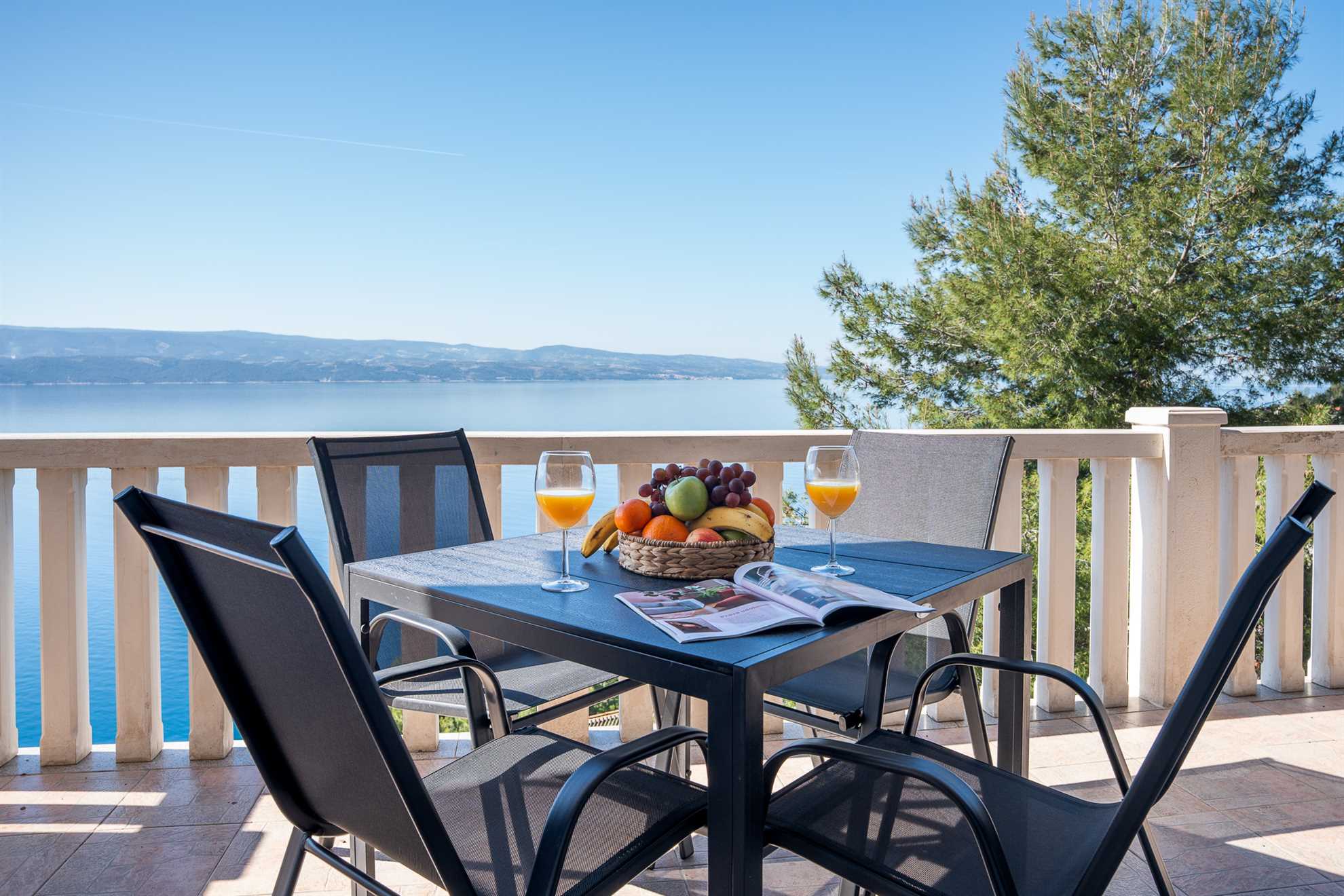 Apartament środkowy z grillem · Sunny hill Apartment with pool and barbecue