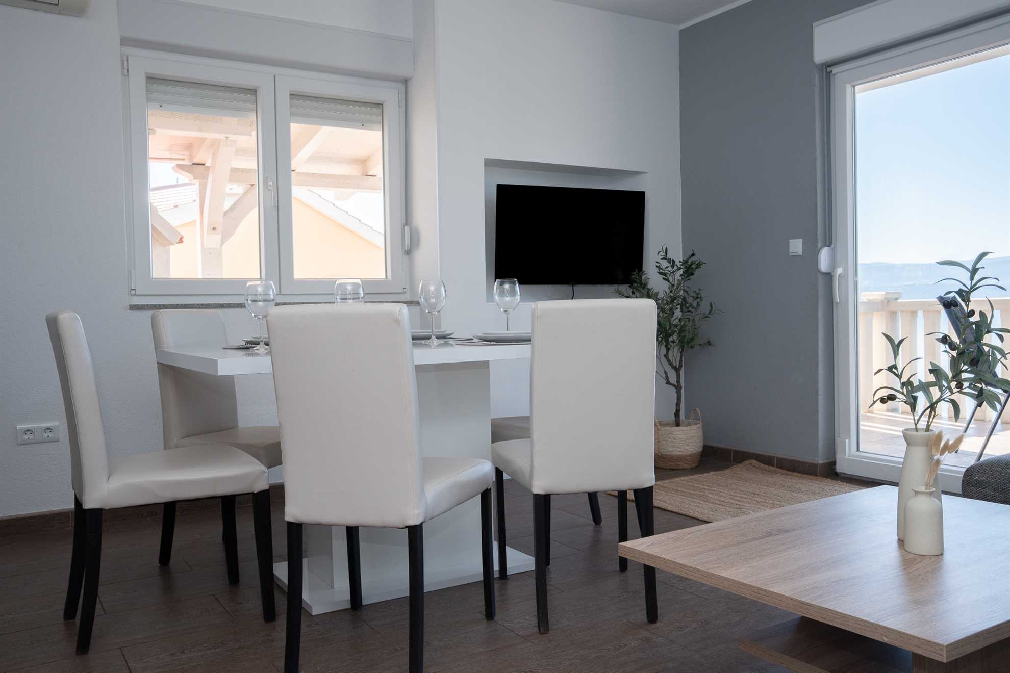 Apartament środkowy z grillem · Sunny hill Apartment with pool and barbecue