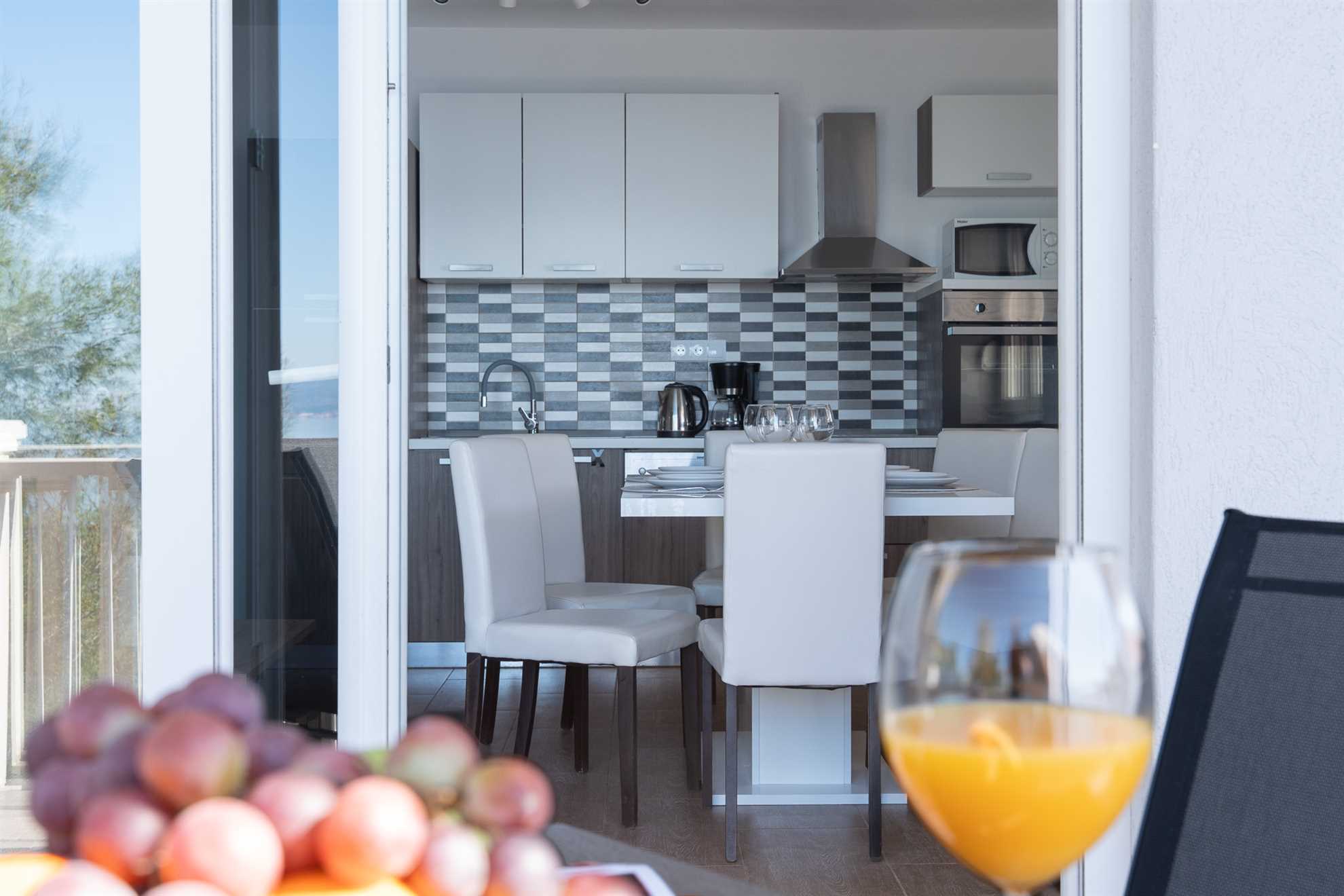 Apartament środkowy z grillem · Sunny hill Apartment with pool and barbecue