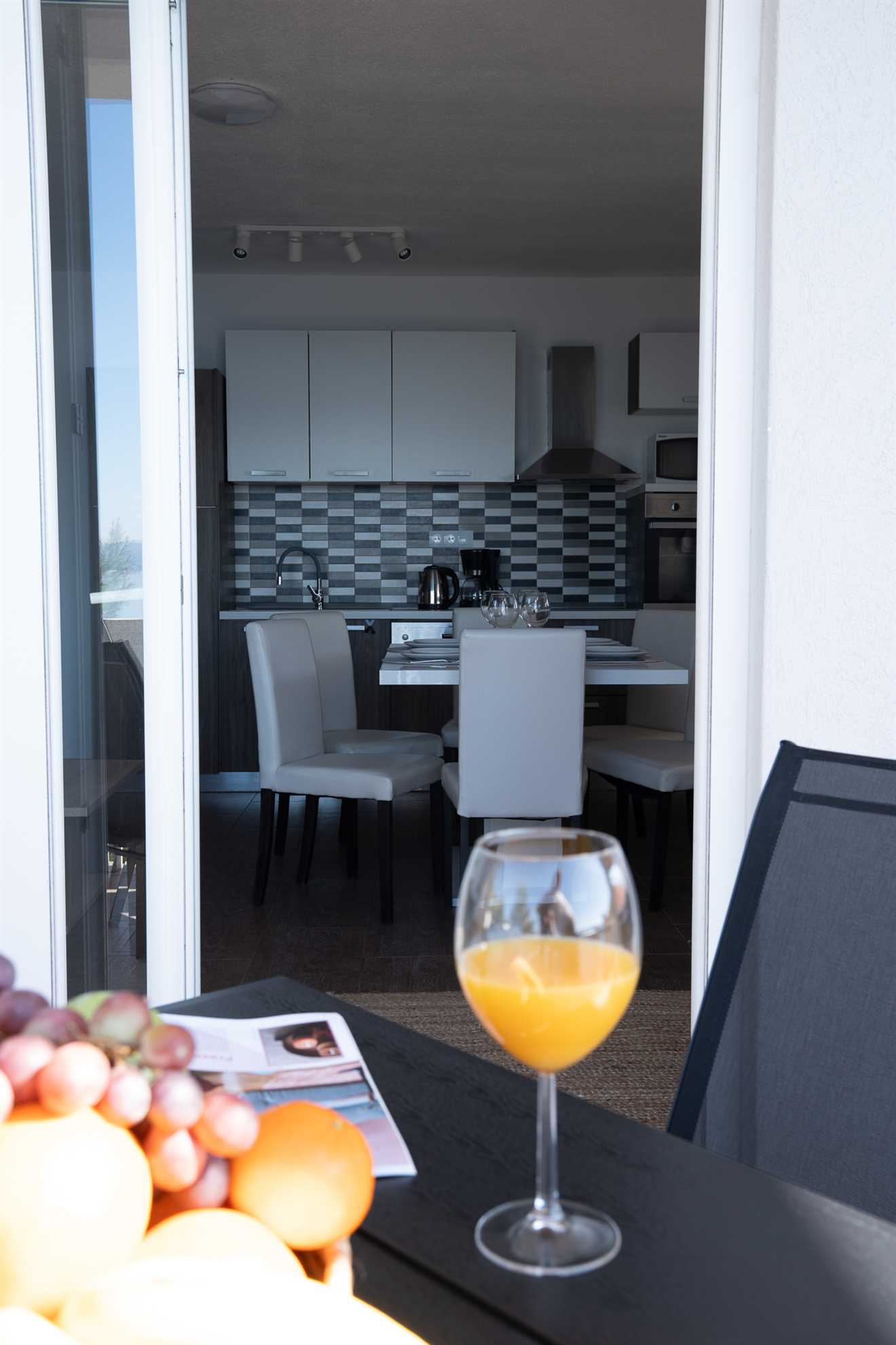 Apartament środkowy z grillem · Sunny hill Apartment with pool and barbecue